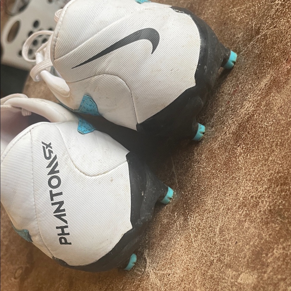 Nike Phantom Women's Blue And White Soccer Shoes. Good Condition. Size 7. - Picture 6 of 9